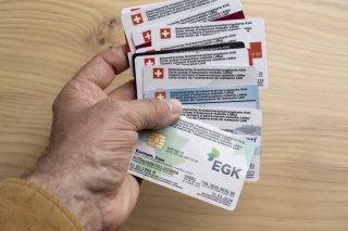 Nouveau coup dur pour certains ménages suisses. Les primes d'assurance maladie augmenteront de 4,4% en moyenne l'an prochain (image d'illustration). Keystone/CHRISTIAN BEUTLER